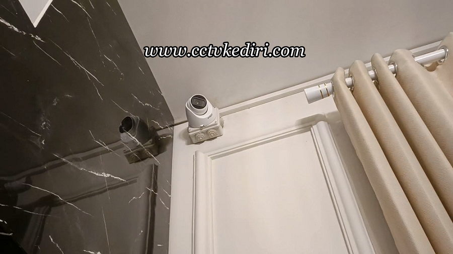 <p>Kamera CCTV sangat dibutuhkan di area yang membutuhkan pemantuan seperti tempat umum maupun tempat pribadi, kamera ini dapat bekerja dengan sendirinya tanpa bantuan dari petugas dengan begitu akan sangat mudah untuk membantu memberikan pengawasan selama sehari semalam di lokasi yang sudah terpasang kamera, dapatkan kamera cctv alat canggih saat ini.</p>